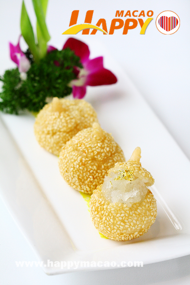 Deep-fried_sesame_ball_filling__with_birds_nest_and_coconut_milk_1