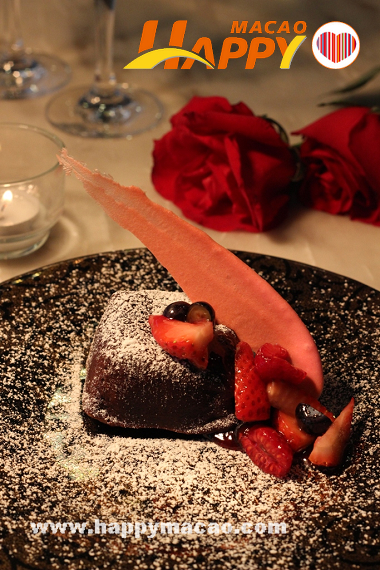 Molten_chocolate_cake_with_wild_berries_cullis_