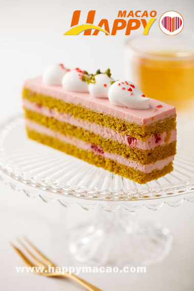 Starbucks_Pistachio_and_Red_berries_Mousse_Cake