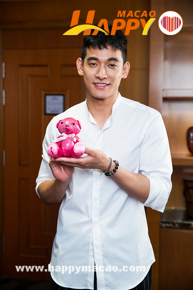 South_Korean_actor_Jung_Suk_Won_shows_his_support_for_Conrad_Macaos_PINK_Inspired_2015_campaign