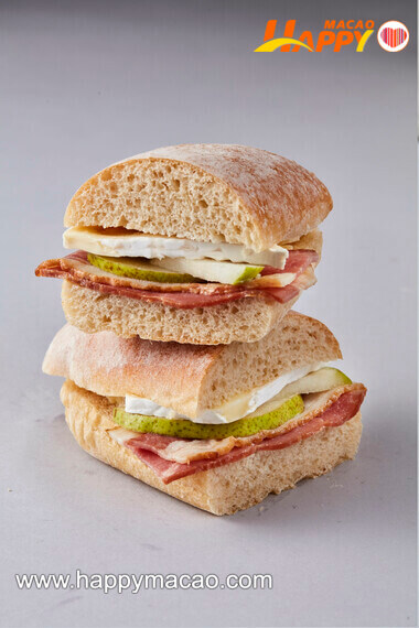 Starbucks_Brie_with_Bacon_and_Pear_Ciabatta_1_1_1