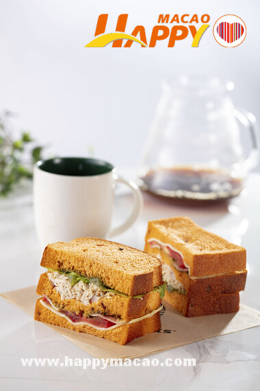 Starbucks_Chicken_and_Bacon_Tomatao_Bread_Sandwich