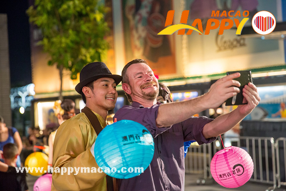 mid-_autumn_at_BW_street